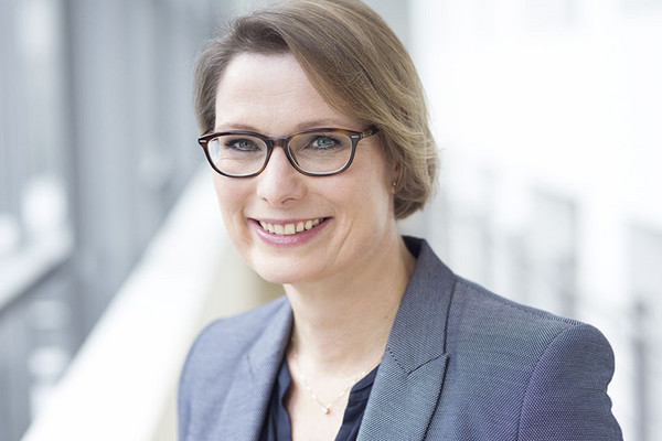Bildungsministerin  Stefanie Hubig setzt auf mehr Recherchekompetenz. (Foto: Georg Banek/Bildungsministerium RLP) 