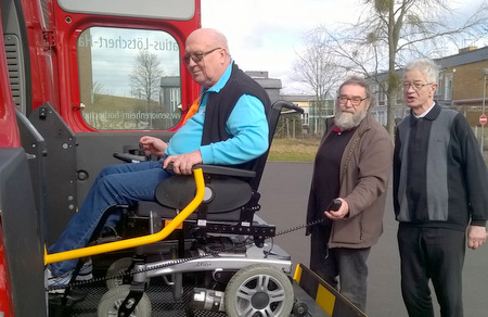 Der vom Frderverein gefrderte Hublift am Kleinbus wird vom Vorsitzenden des Heimbeirates, Erich Scheiner getestet. (Foto: Frderverein) 