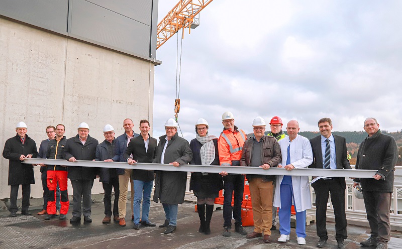 Baustellenbesichtigung: Dr. Josef Rosenbauer, Geschftsfhrer der Diakonie in Sdwestfalen (2. von rechts), Architekt Oliver Schmidt (8. von rechts) und Bauexperten informierten Landrat Andreas Mller (7. von links), Mediziner sowie Kreistagspolitiker und Mitglieder der Gesellschafterversammlung und des Verwaltungsrates ber den Stand der 6,3-Millionen-Euro-Arbeiten auf dem Dach des Stillings in Siegen. (Foto: Klinikum Jung-Stilling)