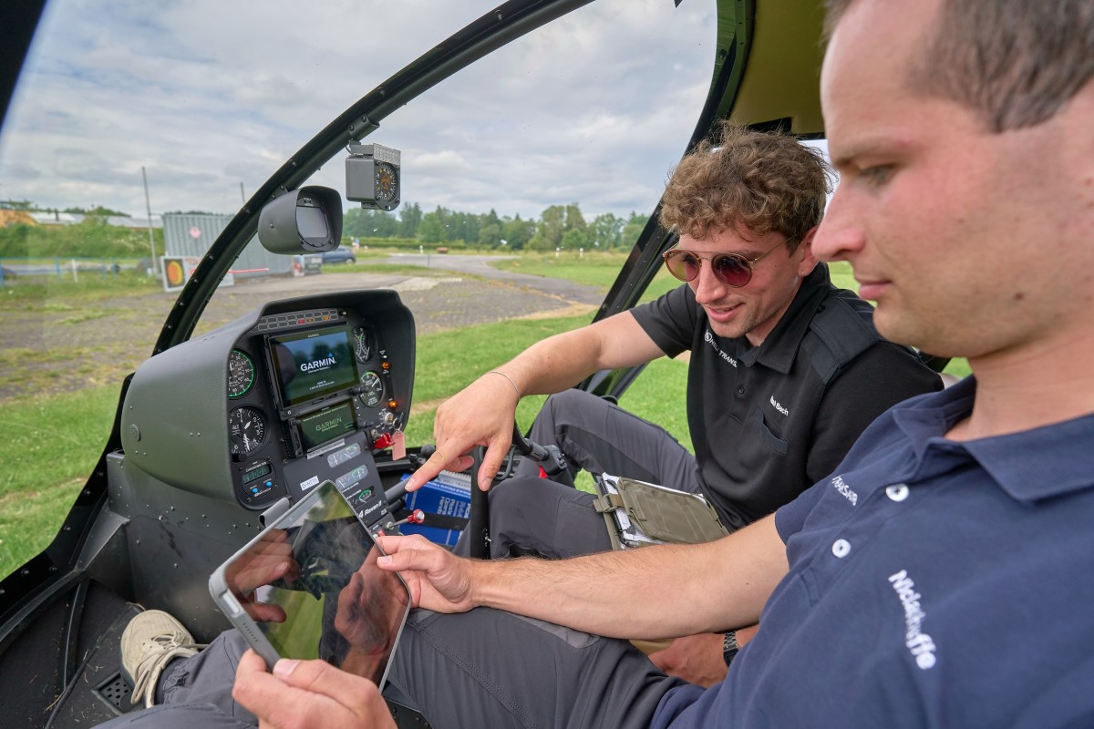 Noah Bach und Niclas Hauffe besprechen die Flugroute, bevor sie vom Flugplatz Ailertchen aus zur Befliegung der Mittelspannungsleitungen starten. (Fotos: Sascha Ditscher/evm)