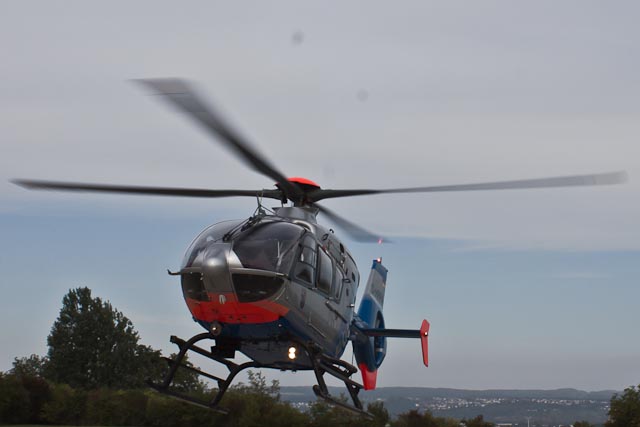 Auf der B42 zwischen Feldkirchen und Leutesdorf gab es einen schweren Unfall, ein Rettungshubschrauber war im Einsatz. (Symbolbild)