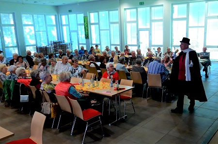 Einen unterhaltsamen Nachmittag mit Entertainer Hugo Cheval erlebten rund 80 Senioren in Horhausen. (Foto: Seniorenakademie)