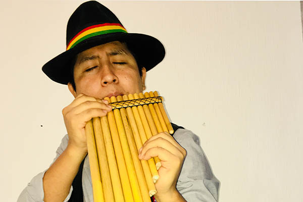 Hugo Marca prsentiert bei der Bendorfer Marktmusik bolivianische Fltenklnge. Foto: Veranstalter