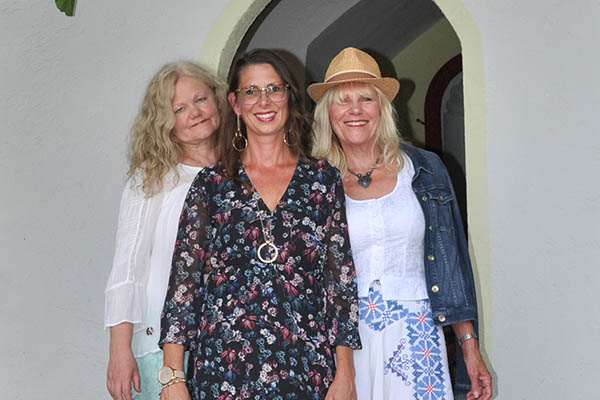 Die drei Kunstschaffenden vom Hundelskapellchen (von links nach rechts): Ditha Rechert, Iris Sophia Birrenbach und Edith Kaufmann. Foto: privat