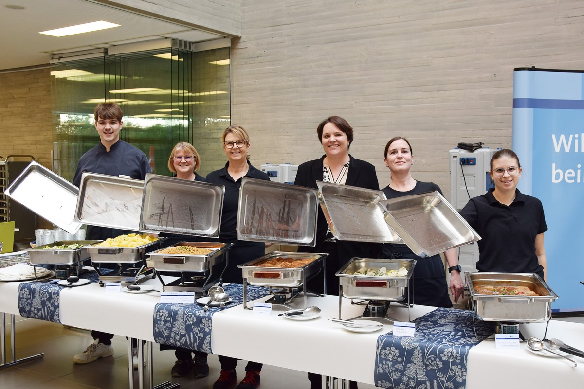 Das Team der HwK-Mensa mit Leiterin Sabine Florit Garcia (dritte von rechts) im Zentrum für Ernährung und Gesundheit in Koblenz überzeugte bei den Prüfungskriterien Lebensmittelauswahl, Zubereitung der Gerichte und Rahmenbedingungen in der Mensa. (Fotos: HwK Koblenz/Denise Nuß)