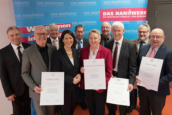 HwK-Prsident Kurt Krautscheid (links) und Wirtschafts-Staatssekretrin Daniela Schmidt (4. von links) ehrten diese Persnlichkeiten, die sich fr das Handwerk verdient gemacht haben (von links): Klaus Nther, Oswald Hfer, Bernd Becker, Ulrike Mohrs, Norbert Dinter, Karlheinz Gaschler, Hans-Walter Groh und Jrgen Lhr. Foto: P!ELmedia 