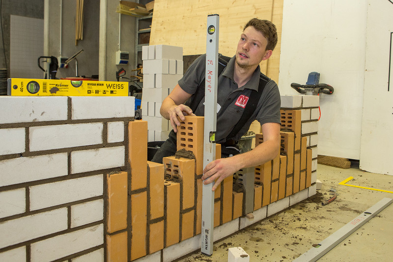 Gut ausgebildeter Nachwuchs ist Grundlage fr ein wirtschaftlich starkes Handwerk, im Bild Maurergeselle Florian Blechinger, bester Nachwuchsmaurer aus dem Kammerbezirk Koblenz beim Leistungswettbewerb des Deutschen Handwerks. Foto: Klaus Herzmann 
