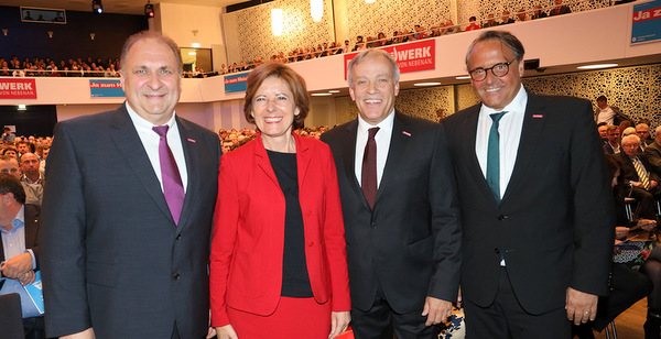 Freuten sich ber 588 Meisterbriefe bei der HwK Koblenz: (von links) ZDH-Prsident Hans Peter Wollseifer, Ministerprsidentin Malu Dreyer, HwK-Prsident Kurt Krautscheid und HwK-Hauptgeschftsfhrer Ralf Hellrich. (Foto: Michael Jordan/HwK)