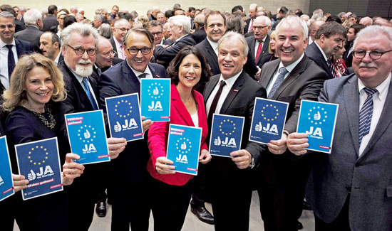 Das Handwerk sagt Ja zu Europa und fordert auf, die Wahlen im Mai wahrzunehmen: (von links) Anna Kbberling, MdL, Justizminister Herbert Mertin, HwK-Hauptgeschftsfhrer Ralf Hellrich, Wirtschaftsstaatssekretrin Daniela Schmitt, HwK-Prsident Kurt Krautscheid, HwK-Vizeprsident Mark Scherhag und Werner Langen, MdEP. (Foto: Pielmedia/HwK)