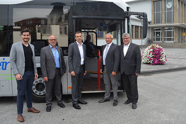 Probefahrt mit dem neuen Stadtbus: (v.r.n.l.) 1. Kreisbeigeordneten Michael Mahlert, Landrat Achim Hallerbach, Axel Zickenheiner, Dirk Zickenheiner und Kim Zickenheiner. Foto: Kreisverwaltung