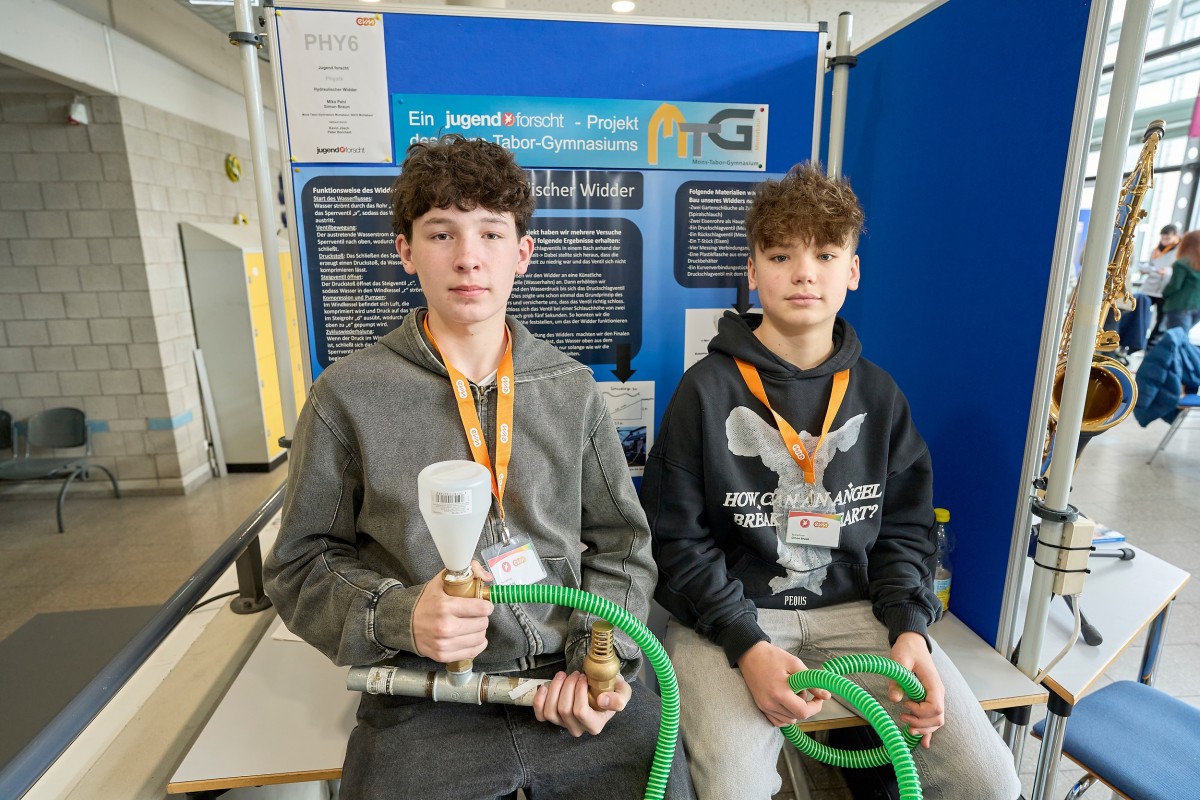 Mika Pehl und Simon Braun (von links) besch�ftigten sich mit einem hydraulischen Widder, mit dem Wasser ohne Strom um mehrere H�henmeter nach oben transportiert werden kann. (Fotos: Sascha Ditscher/evm)