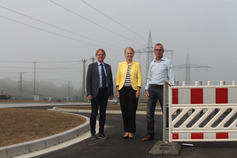 Fertig: Stadtbrgermeisterin Gabi Wieland, Projektleiter Thomas Marx (r.) und der Planungsingenieur Alexander Hbinger besichtigten die neue Parkflche am ICE-Bahnhof bevor diese fr den allgemeinen Verkehr freigegeben wurde. Fotos: Verbandsgemeindeverwaltung Montabaur

