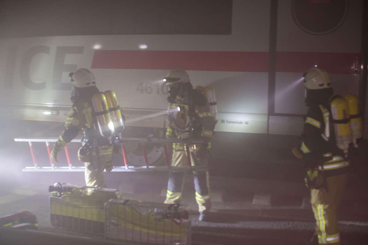 Die ersten Feuerwehrkrfte treffen am ICE ein. Fotos: Wolfgang Tischler