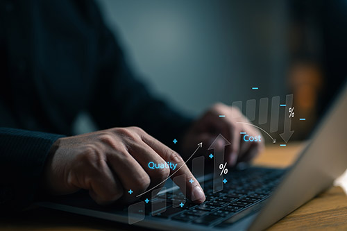 Bild: Adobe Stock  <a href=https://stock.adobe.com/de/images/quality-control-businessman-working-cost-with-down-arrow-and-quality-with-up-arrow-for-business-project-management-strategy-have-to-control-budget-cost-and-improvement-quality-of-product-and-service/704153531?asset_id=704153531 target=_blank rel=nofollow>Looker_Studio</a> ID 76514