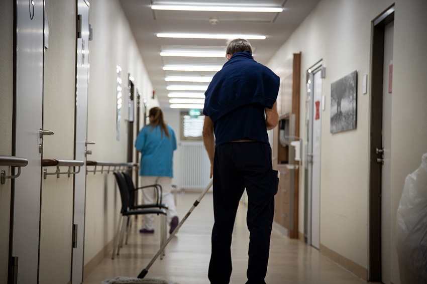 Reinigungskraft im Krankenhaus: Wer in Pandemie-Zeiten fr Sauberkeit und Hygiene sorgt, macht einen unverzichtbaren Job, sagt die IG BAU und fordert mehr Geld fr die Beschftigten. (Foto: IG BAU)