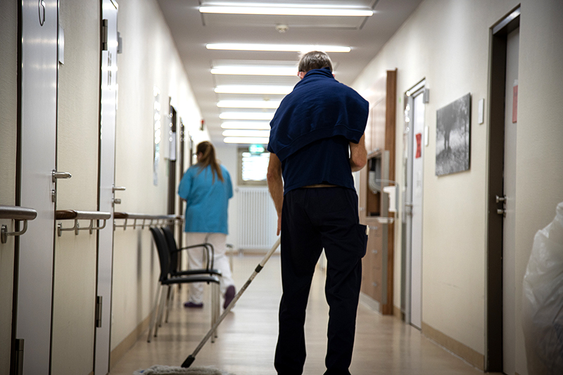 Reinigungskraft im Krankenhaus: Wer in Pandemie-Zeiten fr Sauberkeit und Hygiene sorgt, macht einen unverzichtbaren Job, sagt die IG Bau und fordert mehr Geld fr die Beschftigten. Foto: IG Bau
