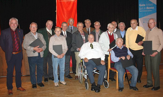 Die Jubilare fr 60-, 65- und 70-jhrige Mitgliedschaft bei der IG Metall zusammen mit Uwe Wallbrecher (links). Foto: jkh
