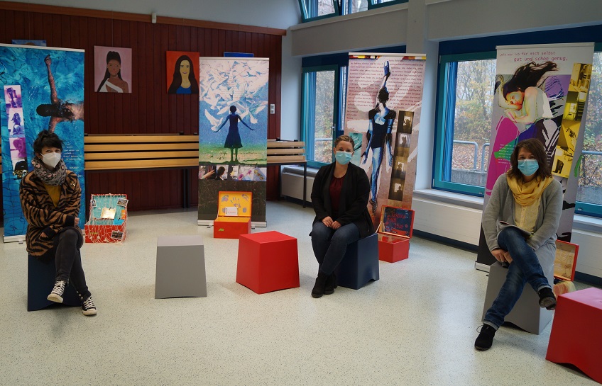 Jenny Weitershagen, Jana Ullrich und Valeska Weber vor den Ausstellungswnden. (Foto: Diana Hedwig)