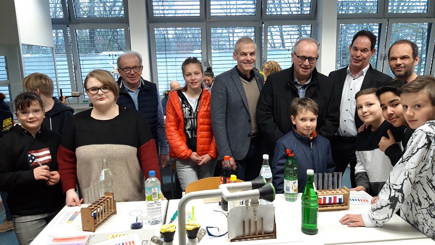 Bei den Experimenten aus dem Fach Naturwissenschaften schauten die Kommunalpolitiker den Kindern ber die Schulter. Unser Foto zeigt von rechts nach links: Direktor Norbert Schmalen, Landrat Dr. Peter Enders, Brgermeister Fred Jngerich und Beigeordneter Rolf Schmidt-Markoski. (Foto: privat)