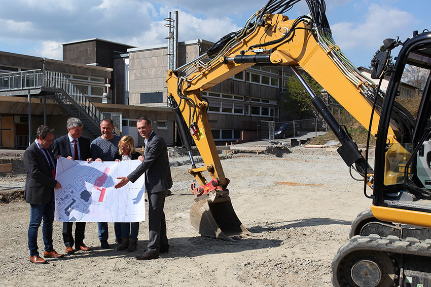 Landrat Achim Schwickert, Brgermeister Klaus Mller, Projektkoordinator Holger Wick und Schulleiterin Claudia Schaub sowie der Architekt Ingo Schneider zeigten sich erfreut ber den Fortschritt des Erweiterungsbaus an der IGS Selters. Fotos: CSM