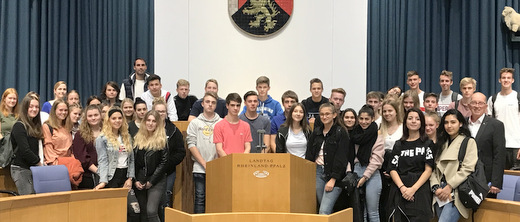 Auf Einladung des CDU-Landtagsabgeordneten Michael Wschenbach aus Wallmenroth besuchten die Schlerinnen und Schler der Sozialkunde Leistungs- und Grundkurse der Stufen 11 und 12 an der Integrierten Gesamtschule (IGS) Betzdorf-Kirchen den Mainzer Landtag. (Foto: privat)