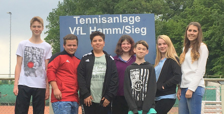 Tasten sich in der neuen AG gemeinsam ans Tennisspielen heran: (von links) Philipp Bartl, Benjamin Beutgen, Sirwan Delef, Josie Beutgen, Justin Wagner, Laura Dinger und Jana Schiftah. (Foto: IGS Hamm) 