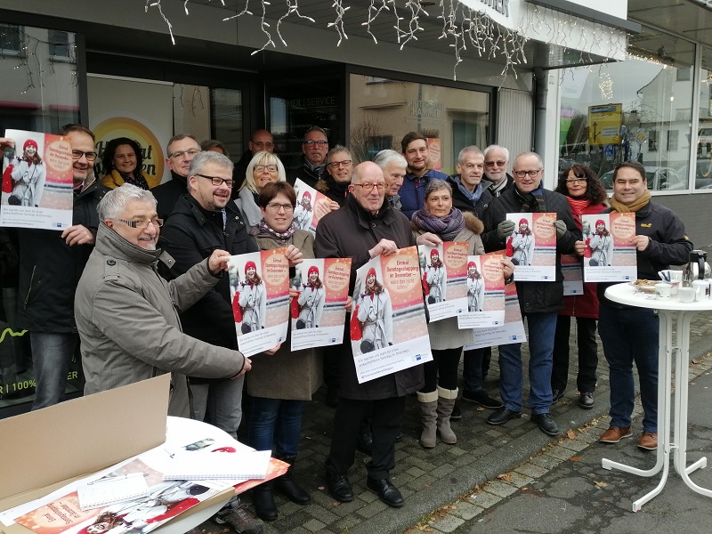 Auch mit Plakaten machte die Open-Air-Zusammenkunft in der Klner Strae in Altenkirchen auf die Benachteiligung der Kaufleute in Rheinland-Pfalz aufmerksam. (Foto: hak)
