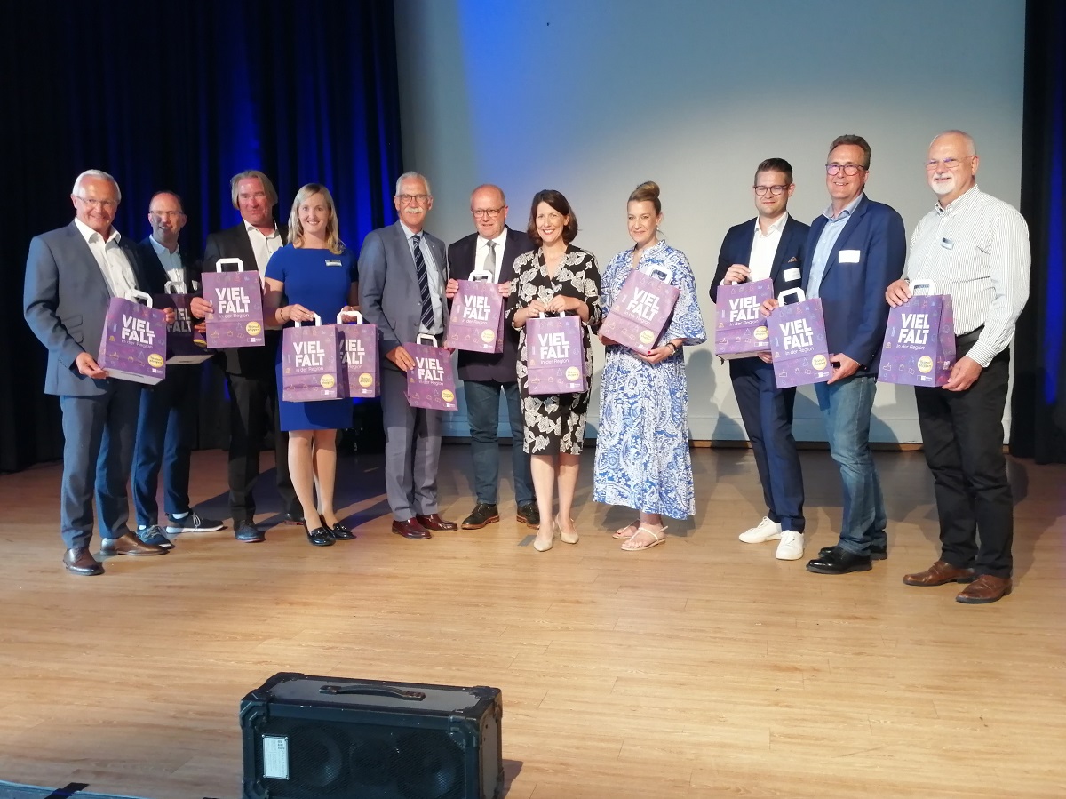 Gruppenbild nach dem Impulsforum Innenstadt: Prominenter Gast war Ministerin Daniela Schmitt (5. von rechts). (Foto: vh)