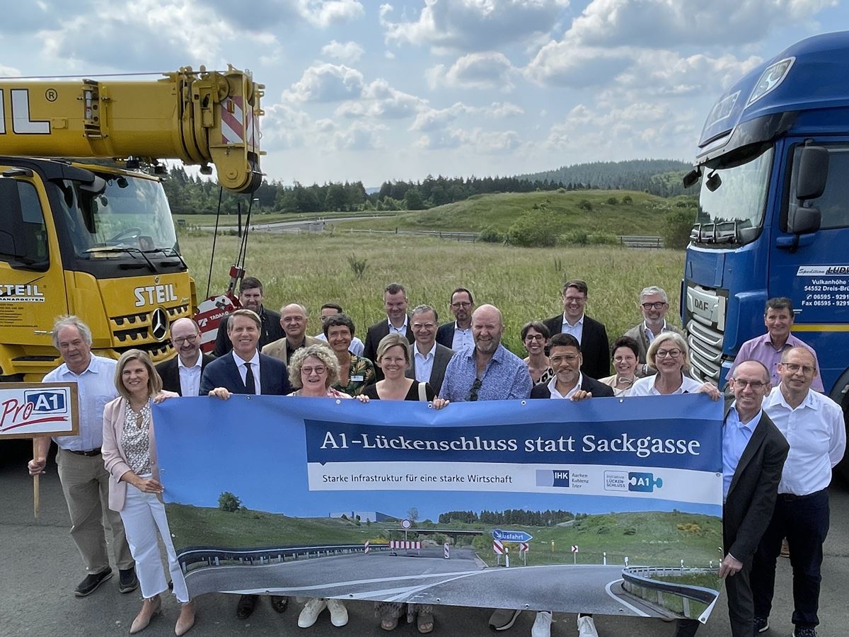 Gemeinsam fr den A1-Lckenschluss: Bei der Aktion der Industrie- und Handelskammern am bisherigen Ausbau-Ende in Dreis-Brck zeigen auch Vertreter von Unternehmen und Kommunen Flagge. 
