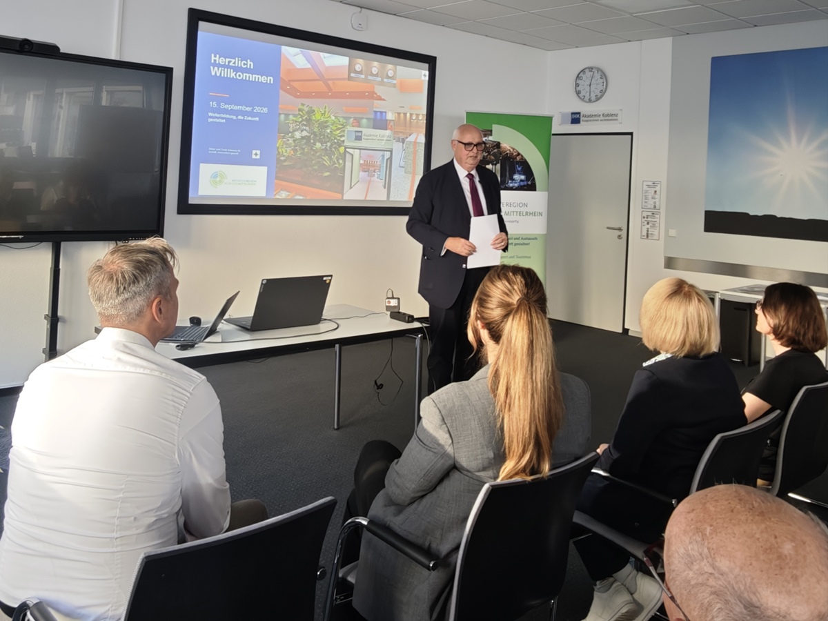 Hans-J�rg Assenmacher, Vorsitzender der Initiative Region Koblenz-Mittelrhein e.V., begr��t die Teilnehmenden der Zukunftswerkstatt bei der IHK Akademie Koblenz (Foto: Initiative Region Koblenz-Mittelrhein e.V.)
