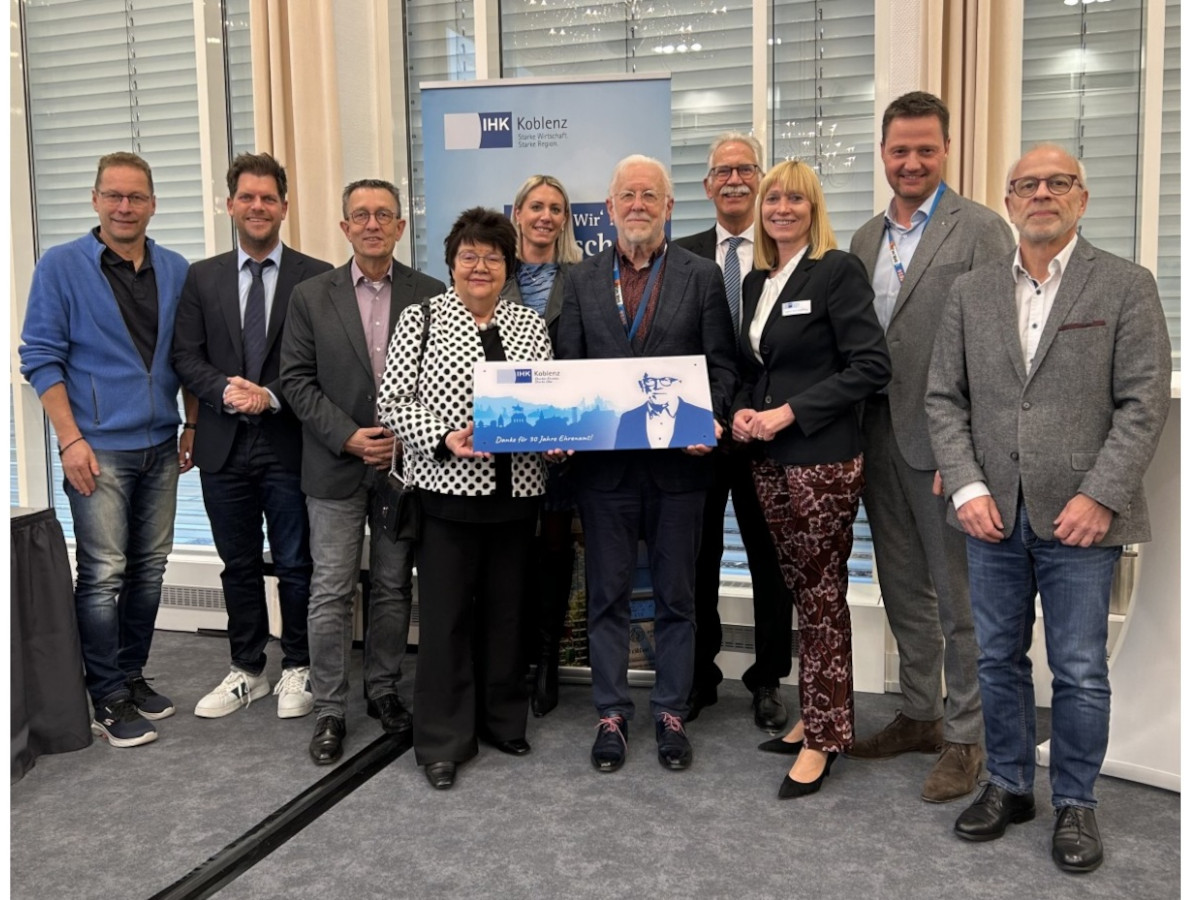 Das Pr�sidium der Industrie- und Handelskammer Koblenz mit Wendelin Abresch:  Von links nach rechts: J�rg Sch�fer, Jens Geimer, Hans-J�rg Platz, Hildegard Kaefer, Maren Hassel-Kirsche, Wendelin Abresch, Hauptgesch�ftsf�hrer Arne R�ssel, IHK-Pr�sidentin Susanne Szczesny-O�ing, Thomas Bellersheim, Wolfgang K�ster. (Foto: Kerstin Gehring - IHK Koblenz)