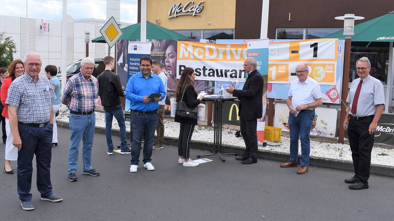 Die Regionalgeschftsstelle Altenkirchen der IHK Koblenz richtete auf dem Parkplatz bei McDonald