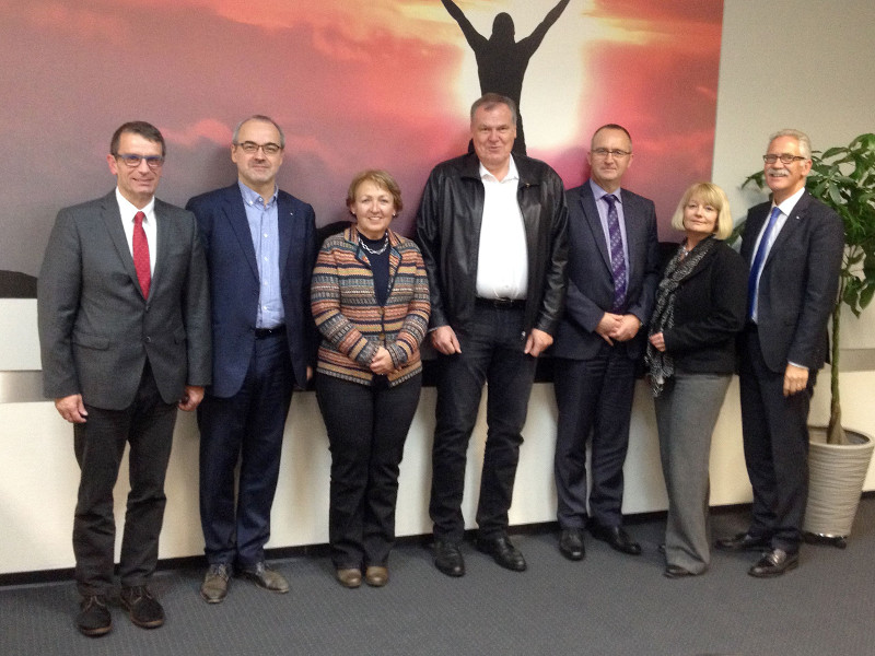 Der neue Vorstand der IHK-Akademie (von links): Stefan Munsch, Matthias Ess, Angelika Jsch, Uwe Reifenhuser, Edgar Holzapfel, Dr. Sabine Dyas (Geschftsfhrerin), Arne Rssel. Foto: IHK-Akademie Koblenz e.V.
