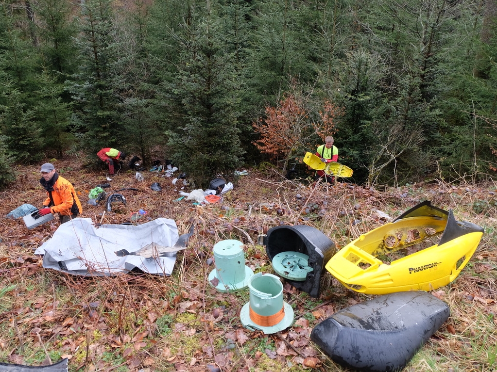 Ein Beispiel von zu vielen: Im Forstrevier Katzwinkel an der Grenze zum Forstrevier Wildenburg wurde an drei Stellen illegal Mll entsorgt. Das Foto zeigt eine Suberungsaktion, die am 19. April stattfand. (Foto: KathaBe/Archiv) 