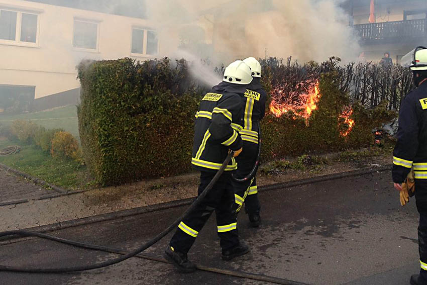 Hecke geriet in Puderbach in Brand