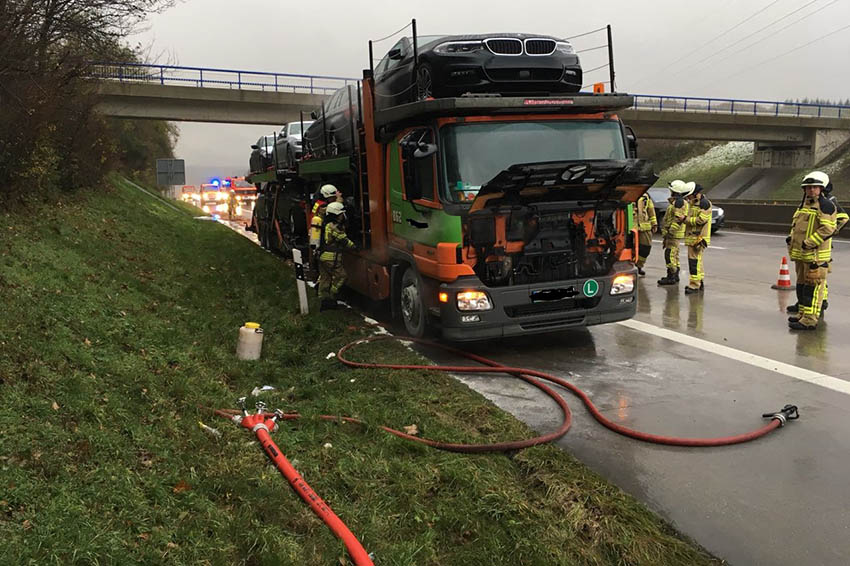 Feuerwehr Neustadt lscht Fahrzeugbrnde auf A3