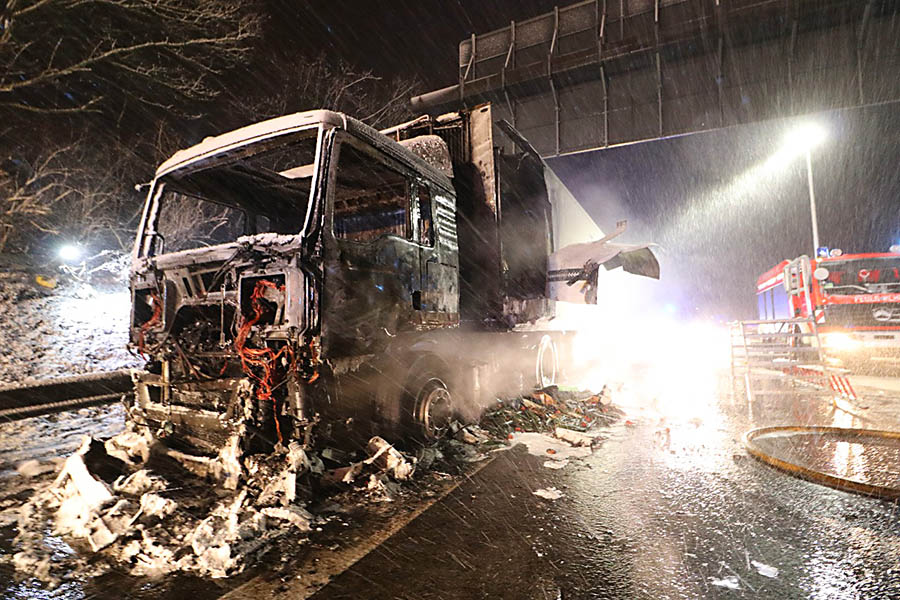 LKW auf A 3 in Vollbrand  Feuerwehr Neustadt im Einsatz