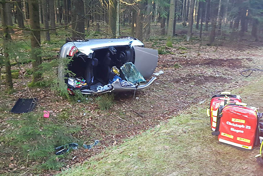 Fahranfnger baut Unfall und wird eingeklemmt