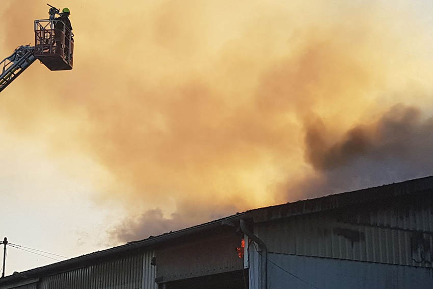 Maschinenhalle Sonnenhof in Irmtraut im Vollbrand