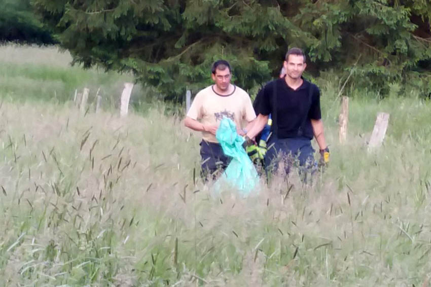 Das Material musste beim heiem Wetter ber grere Strecken zum Bach getragen werden. Fotos: Feuerwehr VG Puderbach