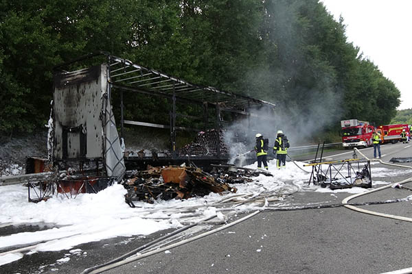 LKW Auflieger auf A 3 in Vollbrand