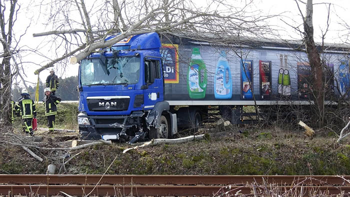 LKW kommt von Strae ab  B 414 gesperrt