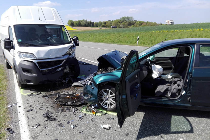 Unfall auf B 414 fordert drei Leicht- und eine Schwerstverletzte