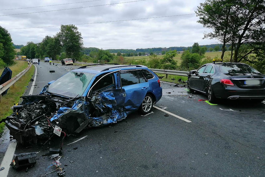 Zehn Verletzte bei schwerem Verkehrsunfall auf der L 281