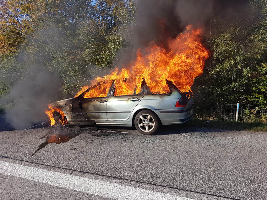 PKW gert auf A 3 bei Parkplatz Landsberg in Brand