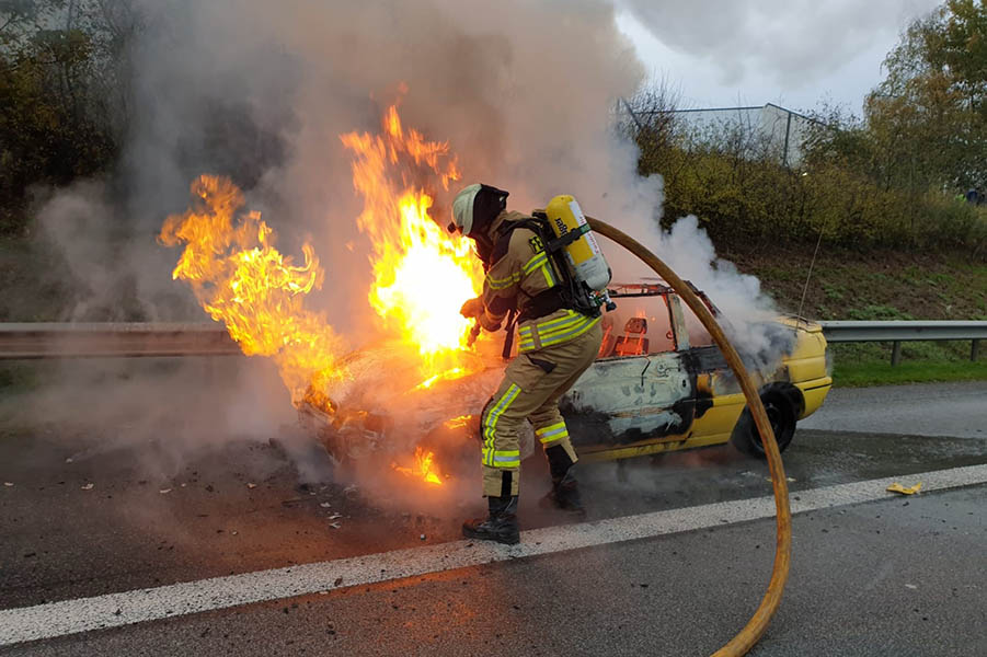 Ford steht auf A 3 in Flammen  Einsatz fr Feuerwehr Neustadt
