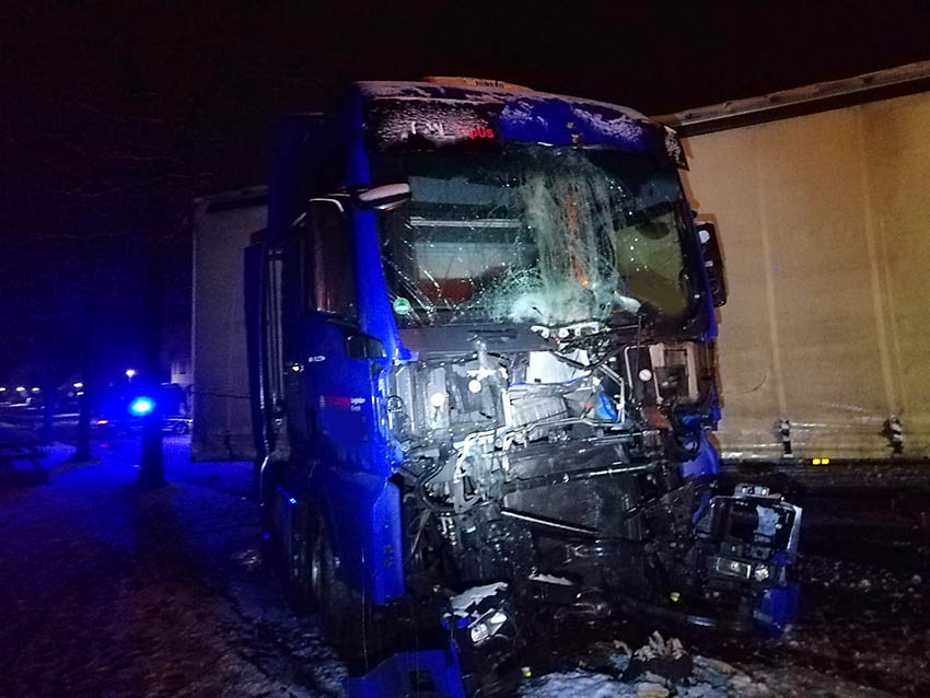 LKW-Unfall auf schneebedeckter B 54  Lange Vollsperrung