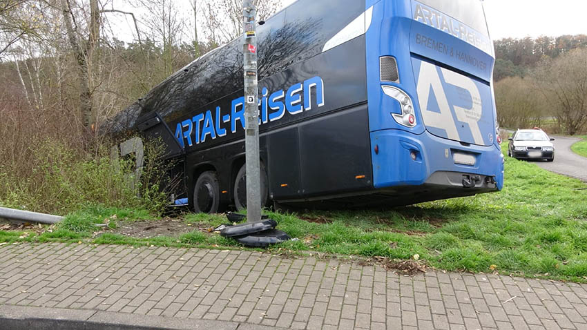 Reisebus rollte in Bschung