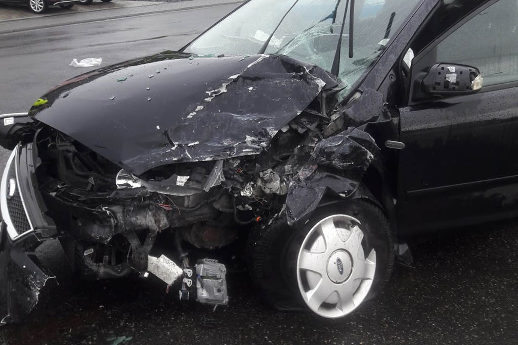 Der PKW wurde stark beschdigt und der Fahrer verletzt. Fotos: red