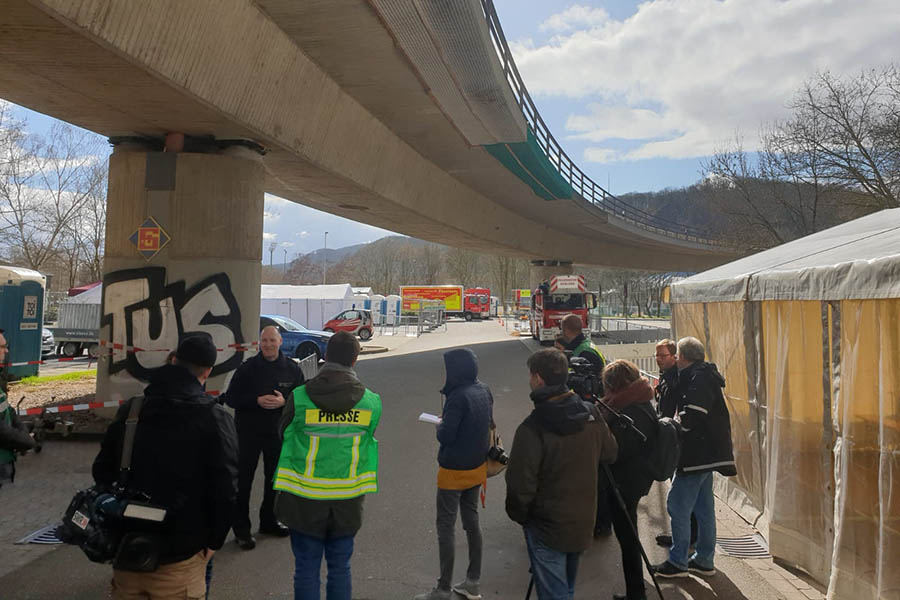 Im Hintergrund ist die Zeltstadt zu sehen. Fotos: pr